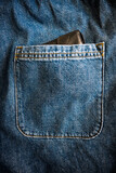 Fototapeta  - Wystający portfel z tylnej kieszeni spodni.