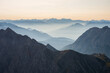 Blick von der Zugspitze auf Nebel und Berggipfel bei Sonnenaufgang