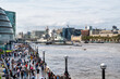 Viele Touristen auf der Uferpromenade an der Themse
