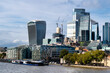 Futuristische Gebäude an der Themse bei London