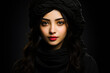 Portrait de femme élégante portant un turban noir