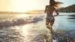 水着の女性が海に向かって水しぶきを上げながら走っている