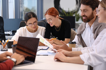 Canvas Print - Team of employees working together in office