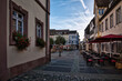 Blick aus einer Seitengasse auf den morgendlichen, historischen Marktplatz von Neustadt an der Weinstrasse in Rheinland Pfalz, Deutschland