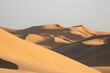 Goldene Stille: Majestätische Dünenlandschaft in der unendlichen Schönheit der Wüste