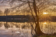 Zimowy zachód słońca nad jeziorem