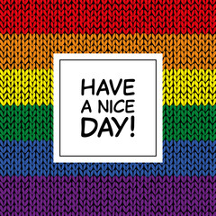 Poster - Have a nice day - Schriftzug in englischer Sprache - Hab einen schönen Tag. Quadratische Grußkarte mit gestricktem Hintergrund in Regenbogenfarben.