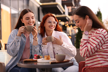 Canvas Print - Happy friends drinking coffee in outdoor cafe