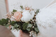 Schöner Blumenstrauß Brautstrauß am Tag der Hochzeit in den Händen der Braut mit weißen und pinken Rosen 