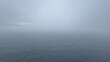 Stark verregneter Tag auf See eines Kreuzfahrtschiff mit Blick von einer Balkonkabine auf den Indischen Ozean