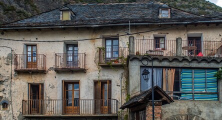 Sticker - Maison pyrénéenne traditionnelle à Erill La Vall, Catalogne, Espagne