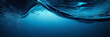 Transparentes, klares Wasser im Pool. Unterwasserfoto des Regulierungsbeckens. Hintergrund des blauen Wasserbeckenbodens. Sommerthema.