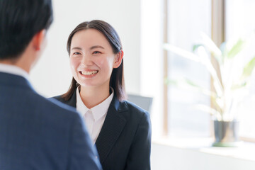 Poster - 会話するビジネスパーソン