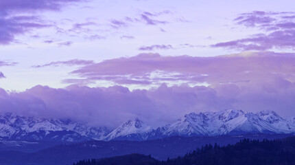 Fototapeta szczyty tatr na tle kolorowego nieba.