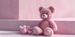 Rosa Teddybär mit Kissen auf dem Bett mit pinken Hintergrund, ai generativ