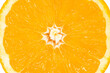 Macro di un'arancia tagliata a metà con dettaglio della polpa
