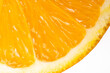 Fetta di arancia macro su sfondo bianco con dettaglio della polpa