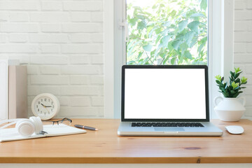 Aufkleber - Front view laptop computer with empty screen on wood table in bright room.