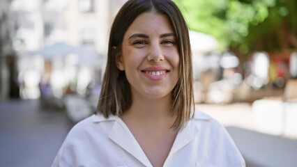 Poster - Young beautiful hispanic woman standing smiling at the city