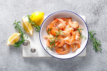 Canvas Print - Shrimps with rosemary and lemon on a plate. Healthy food, seafood. Top view