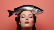Sinnliches Portrait einer Frau mit einer Forelle auf dem Kopf. Illustration mit rosa Hintergrund