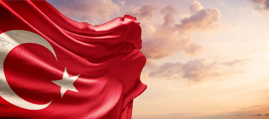 Türk bayrağı ve mavi gökyüzü bulutlar. Translation: Turkish flag and blue sky with clouds.
