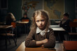 Menina aborrecida sentada em uma sala de aula 