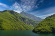 Berge und See in den albanischen Alpen
