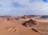 Fototapeta  - Vue aérienne du désert du Wadi Rum en Jordanie