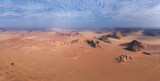 Fototapeta  - Vue aérienne depuis une montgolfière du célèbre désert du Wadi Rum en Jordanie