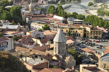 tbilisi, gruzja, kaukaz, widok na dachy budynków, wieże, stare miasto, panorama, rzeka,
