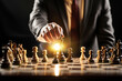 © TaniaC. - Mano de hombre de negocios moviendo una figura en un tablero de ajedrez. Concepto de estrategia empresarial, planificación y liderazgo. Trabajo en equipo.