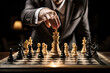 © TaniaC. - Mano de hombre de negocios moviendo una figura en un tablero de ajedrez. Concepto de estrategia empresarial, planificación y liderazgo. Trabajo en equipo.
