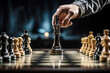 © TaniaC. - Mano de hombre de negocios moviendo una figura en un tablero de ajedrez. Concepto de estrategia empresarial, planificación y liderazgo. Trabajo en equipo.