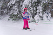 Dziewczynka na nartach