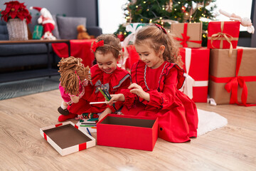 Canvas Print - Adorable girls celebrating christmas unpacking pencils of gift at home