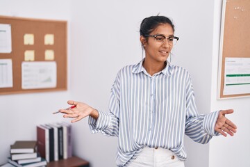 Canvas Print - Young beautiful hispanic woman business worker speaking at office