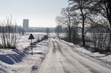 Fototapeta  - Zimowe drogi, złe warunki do jazdy samochodem. Ośnieżone ulice.