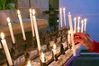 Kerzenopfer in Kirche