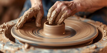 Um Close-up Das Mãos De Um Oleiro Moldando Delicadamente Um Vaso De Argila Em Uma Roda De Oleiro, Destacando A Natureza Tátil Da Cerâmica.