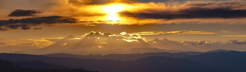 Fototapeta tatry spod bacówki nad wierchomlą o zachodzie słońca jesienią.. widok na niebo i góry.