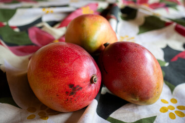 fruta del caribe exhibida para su consumo sobre mantel de flores