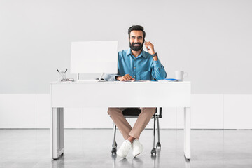 Aufkleber - Happy professional man at desk with phone and computer