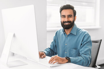 Aufkleber - Confident indian businessman working at computer in office interior