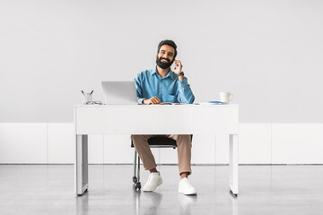 Aufkleber - Relaxed businessman on a phone call at workdesk