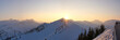 Winter Bergpanorama mit Aussichtsplattform im Sonnenuntergang
