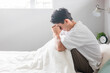 ベッドルームでストレス・風邪・鬱病・疲労・出社拒否に悩む男性（体調不良）
