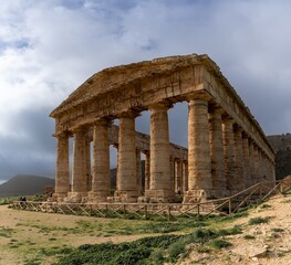 Canvas Print - view of the Doric Temple of Segesta under an overcast sky