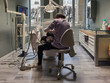 Dentista concentrada a tratar uma paciente no seu consultório