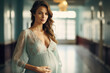 Retrato de mujer embarazada en el pasillo del hospital deseando conocer a su nuevo bebé. Concepto de maternidad.